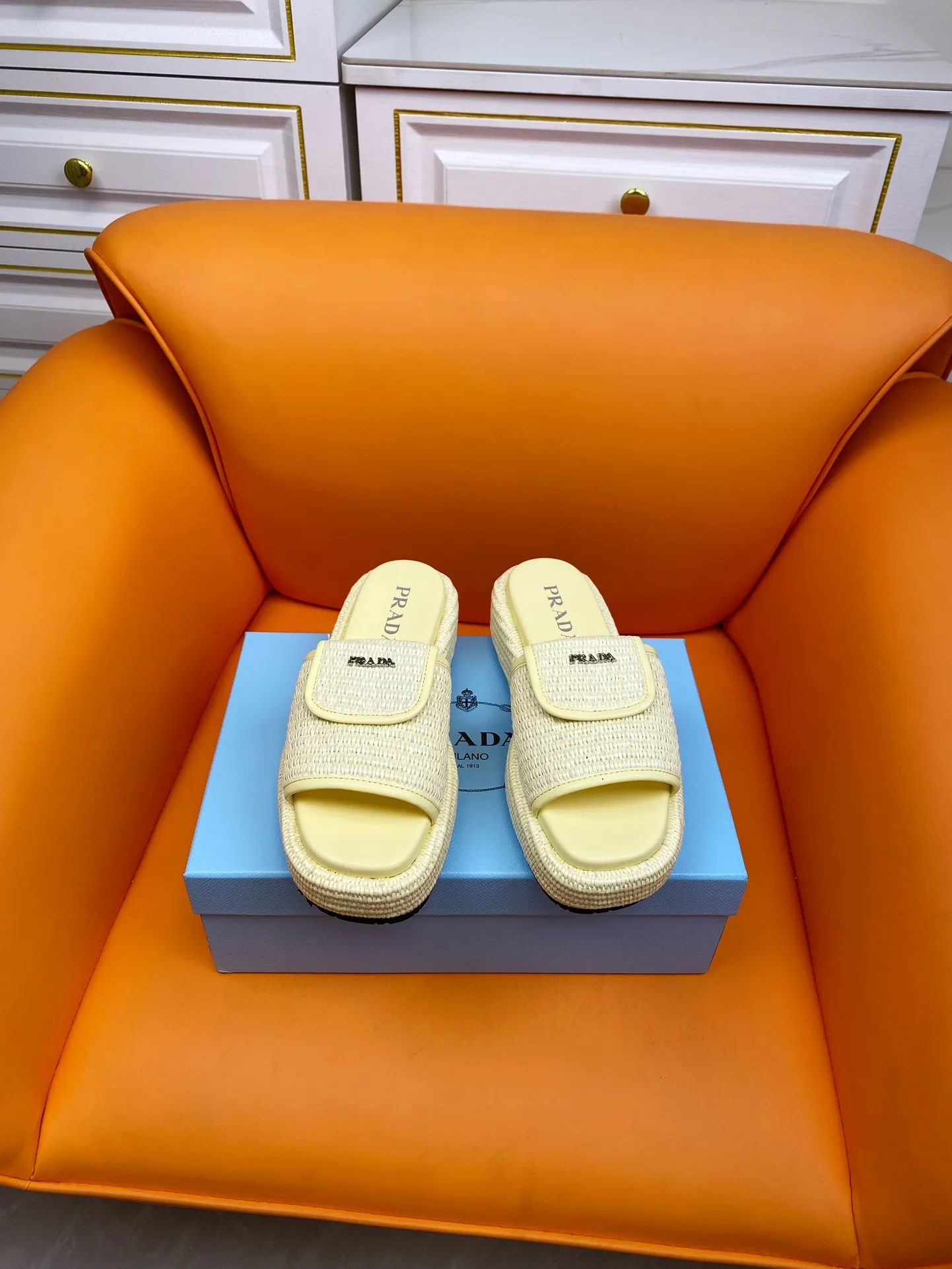 👟👟Ex-factory price 520👟👟 PRADA 2024ss raffia woven slippers This year's popular straw series, lazy people's must-have slippers are so good-looking on the feet. The whole pair of shoes is light, comfortable and bright colors meet the various choices of fashionable people of different styles! Original custom-made raffia Sheepskin lining 1:1 open mold outsole Size number: 35-39 (40 customizations are not returnable)